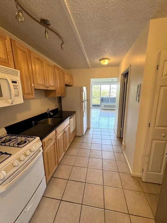 Studio bed, 1 bath apartment for rent at 44 Washington St Unit 813, Brookline — photo 3 of 17
