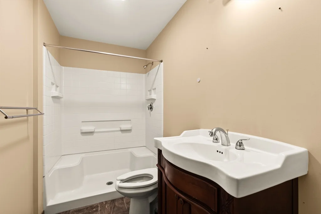 3 bed, 2 bath apartment for rent at 44 Winter St Unit 302, Midtown — photo 6 of 8