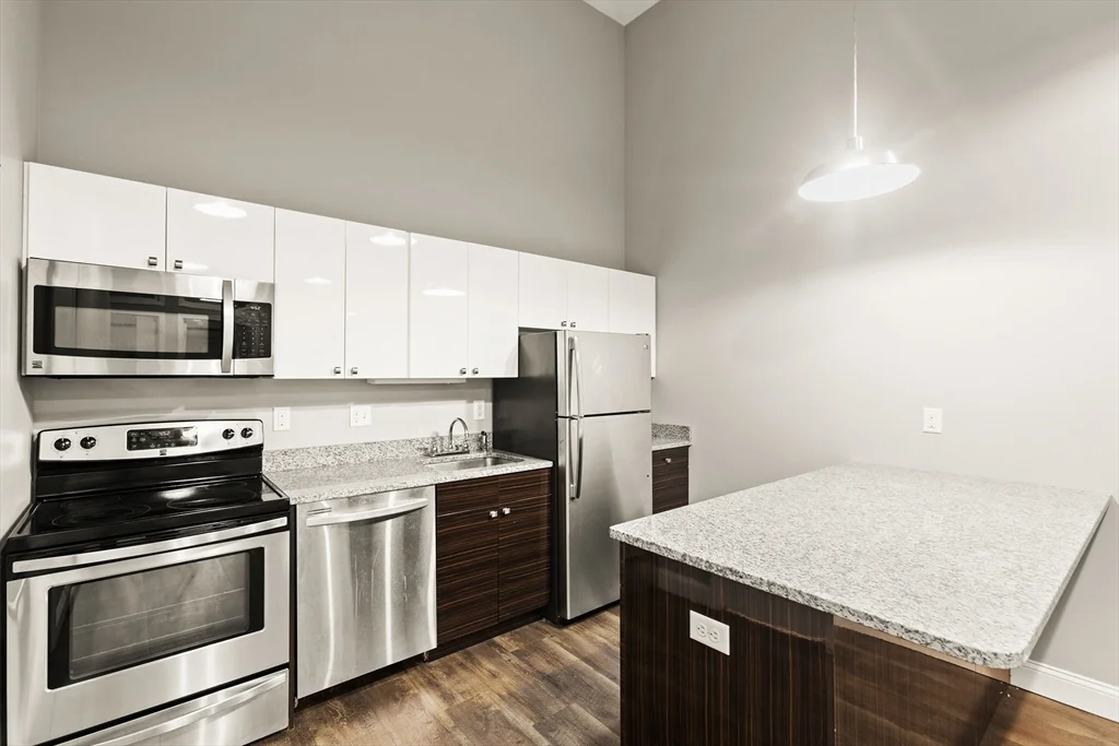 3 bed, 2 bath apartment for rent at 44 Winter St Unit 302, Midtown — photo 2 of 8