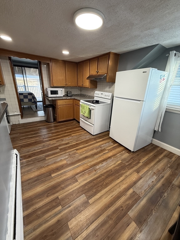 3 bed, 1 bath apartment for rent at 44 Woodlawn Ave , Unit 2, Everett — photo 2 of 12
