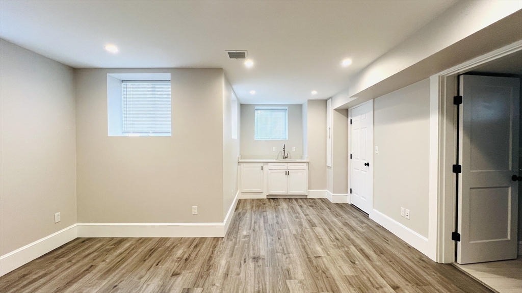 4 bed, 2 bath apartment for rent at 440 Washington St Unit 1, Wellesley — photo 9 of 16