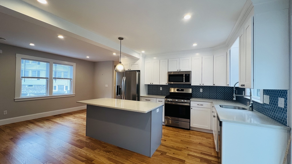 4 bed, 2 bath apartment for rent at 440 Washington St Unit 1, Wellesley — photo 2 of 16