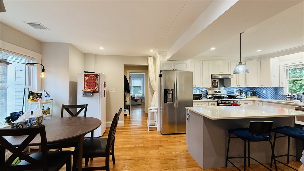 4 bed, 2 bath apartment for rent at 440 Washington St Unit 2, Wellesley — photo 3 of 11