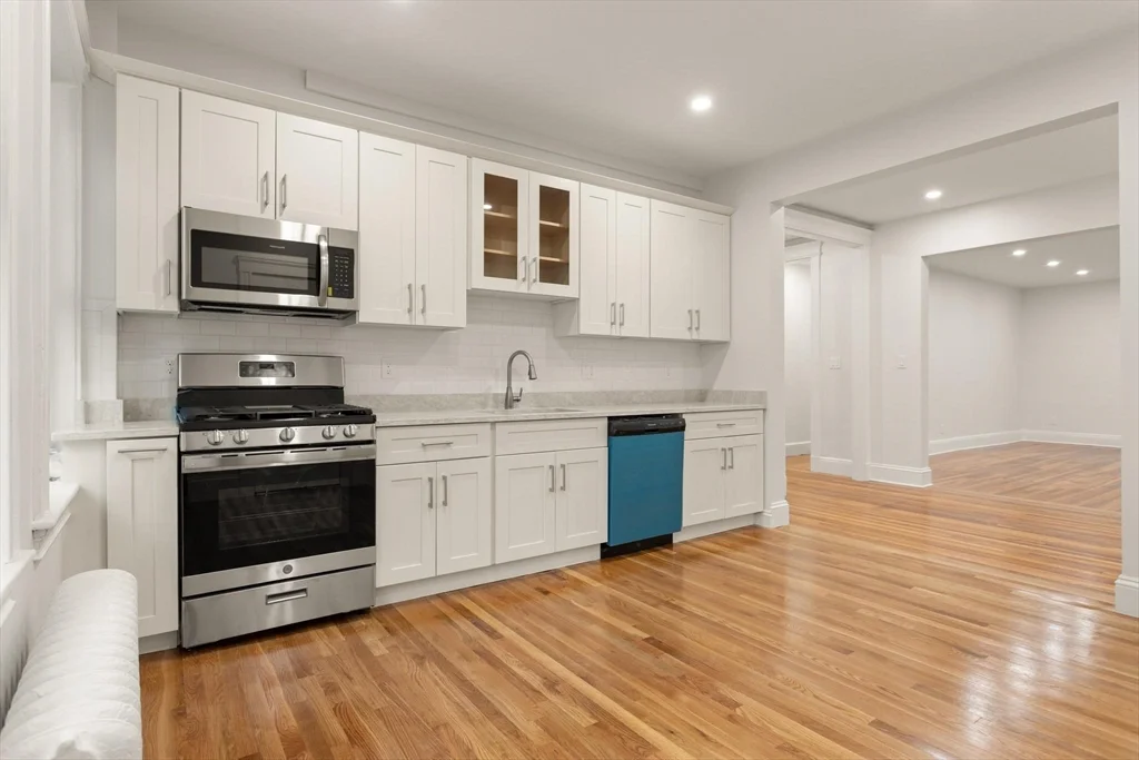 3 bed, 2 bath apartment for rent at 441 Washington St Unit 2, Brookline Village — photo 4 of 21