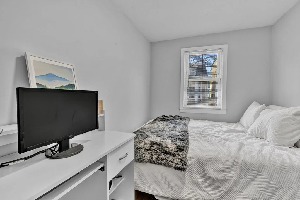 5 bed, 2 bath apartment for rent at 442 West 4th Unit 2, South Boston — photo 9 of 12