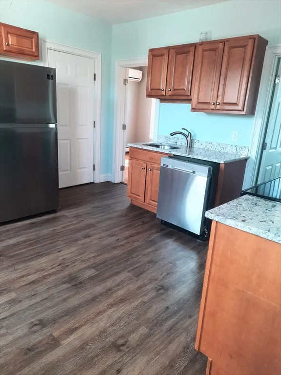 3 bed, 1 bath apartment for rent at 442 Washington St Unit 2, Whitman — photo 3 of 7