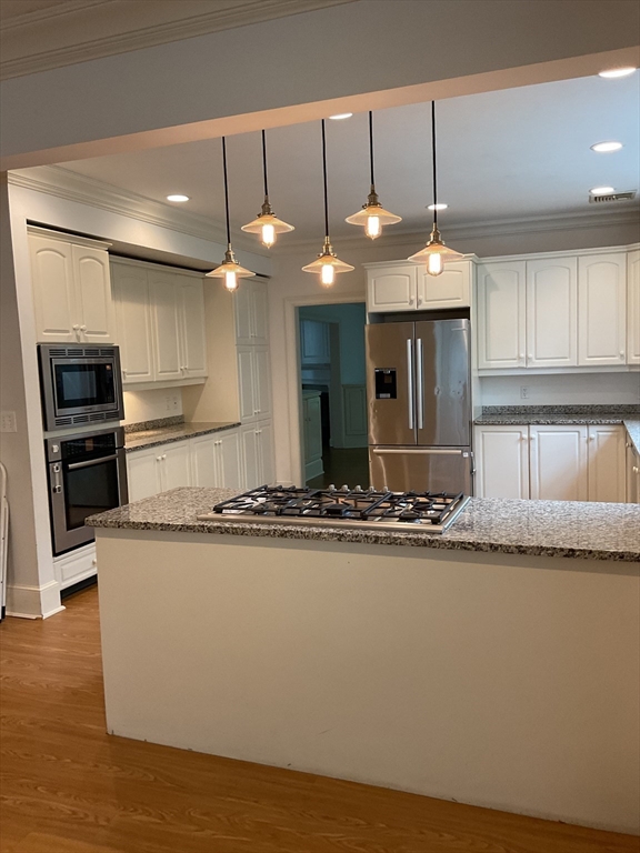 3 bed, 2 bath apartment for rent at 444 Atlantic Ave, Beach Bluff — photo 3 of 24