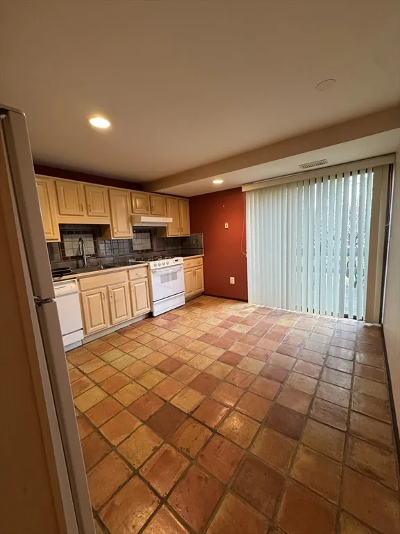 2 bed, 2 bath apartment for rent at 445 Old Stone Brk Unit 445, Acton — photo 3 of 16