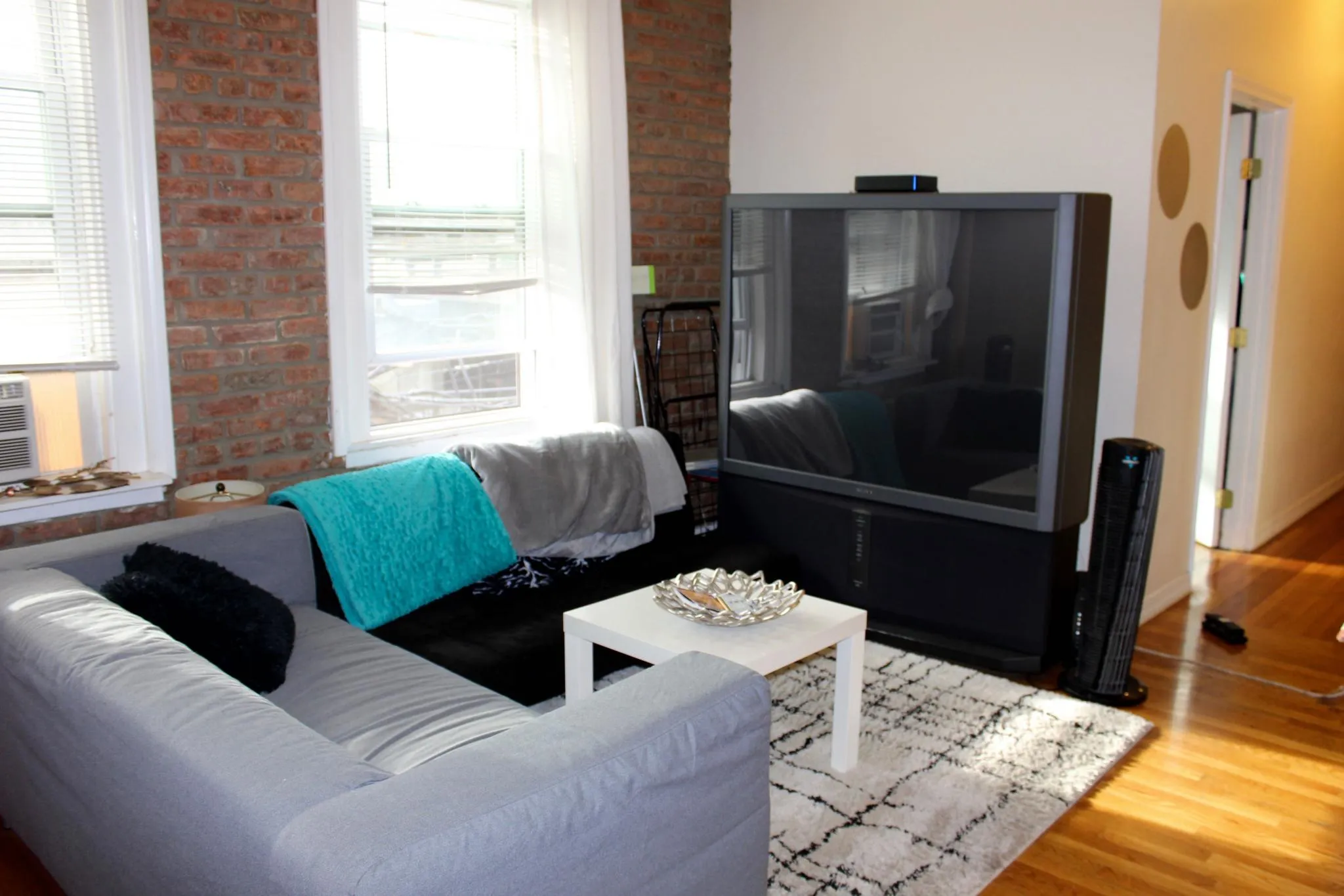 3 bed, 1 bath apartment for rent at 447 Park Dr Unit 1D, Fenway — photo 3 of 11