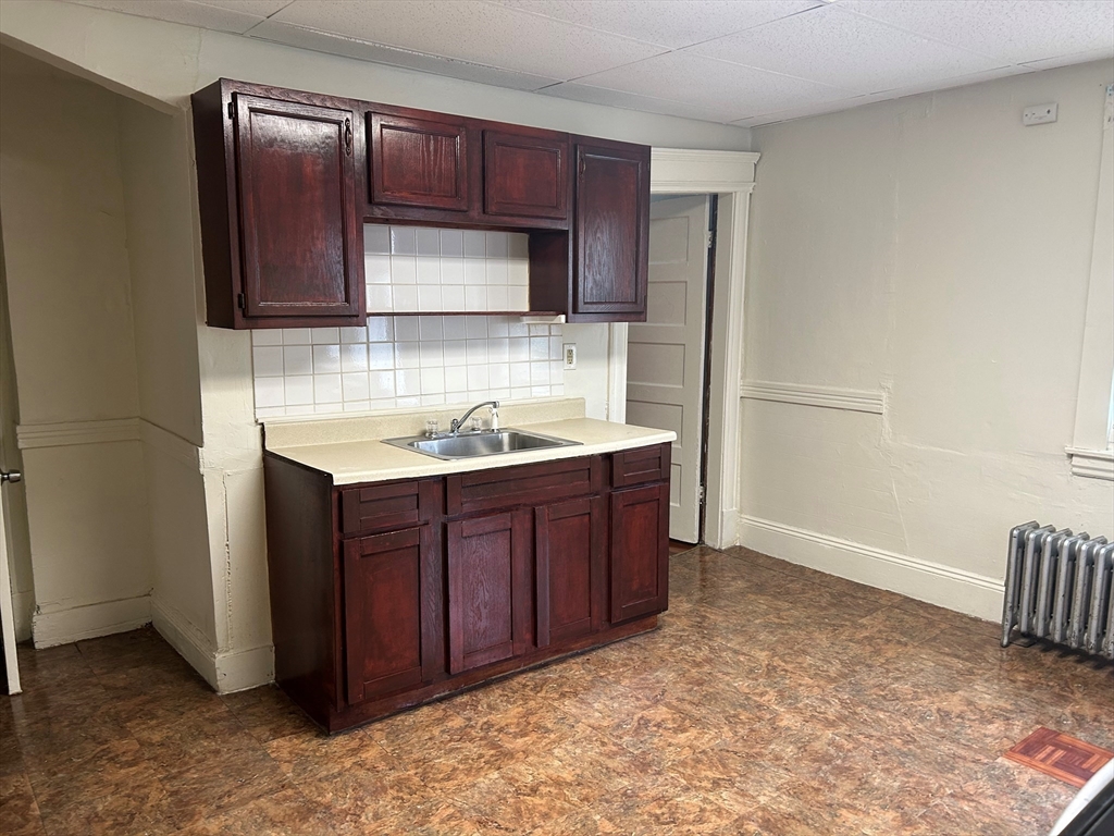 1 bed, 1 bath apartment for rent at 448 Dickinson St Unit 1R, Springfield — photo 1 of 6