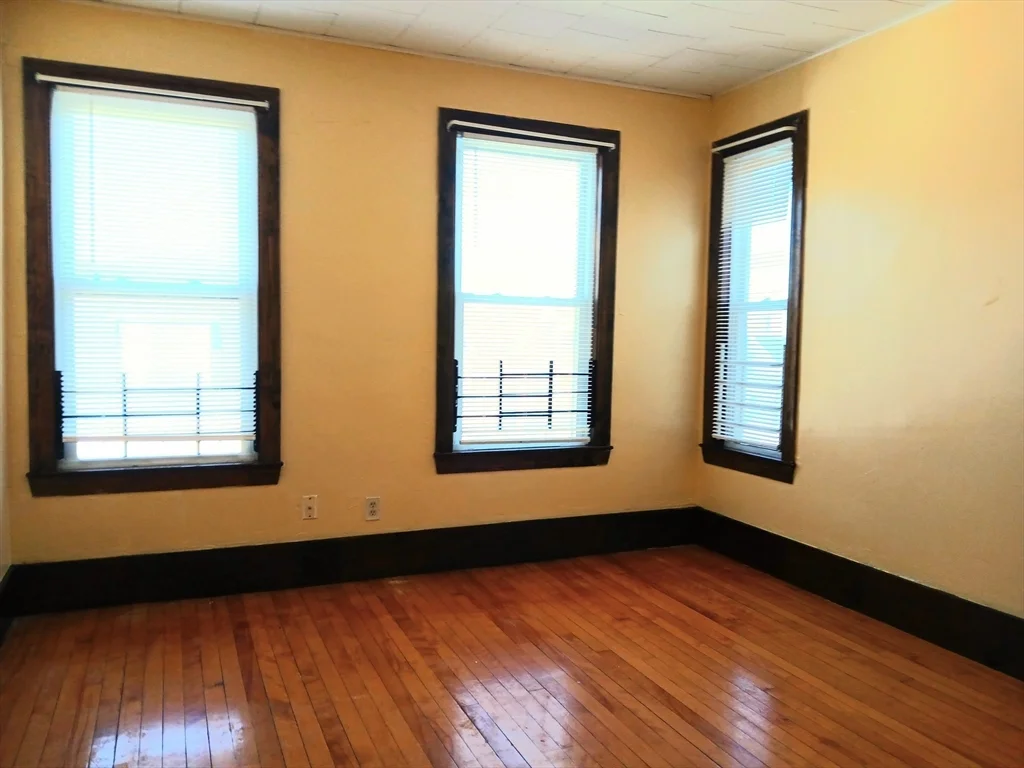 4 bed, 1 bath apartment for rent at 44B Park St Unit 3, Lynn — photo 4 of 9