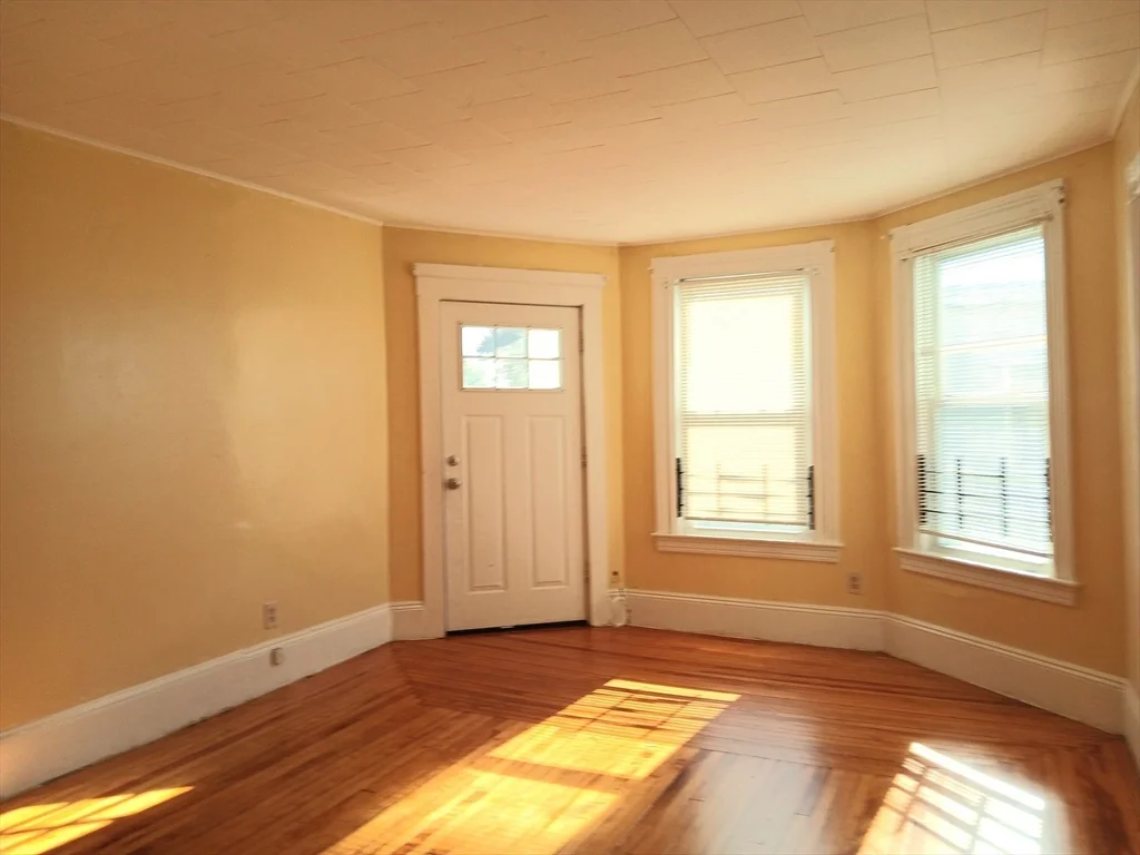 4 bed, 1 bath apartment for rent at 44B Park St Unit 3, Lynn — photo 2 of 9