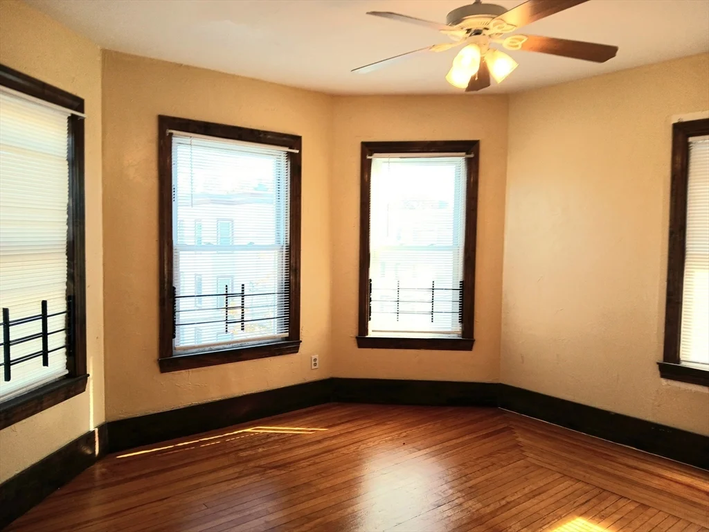 4 bed, 1 bath apartment for rent at 44B Park St Unit 3, Lynn — photo 3 of 9