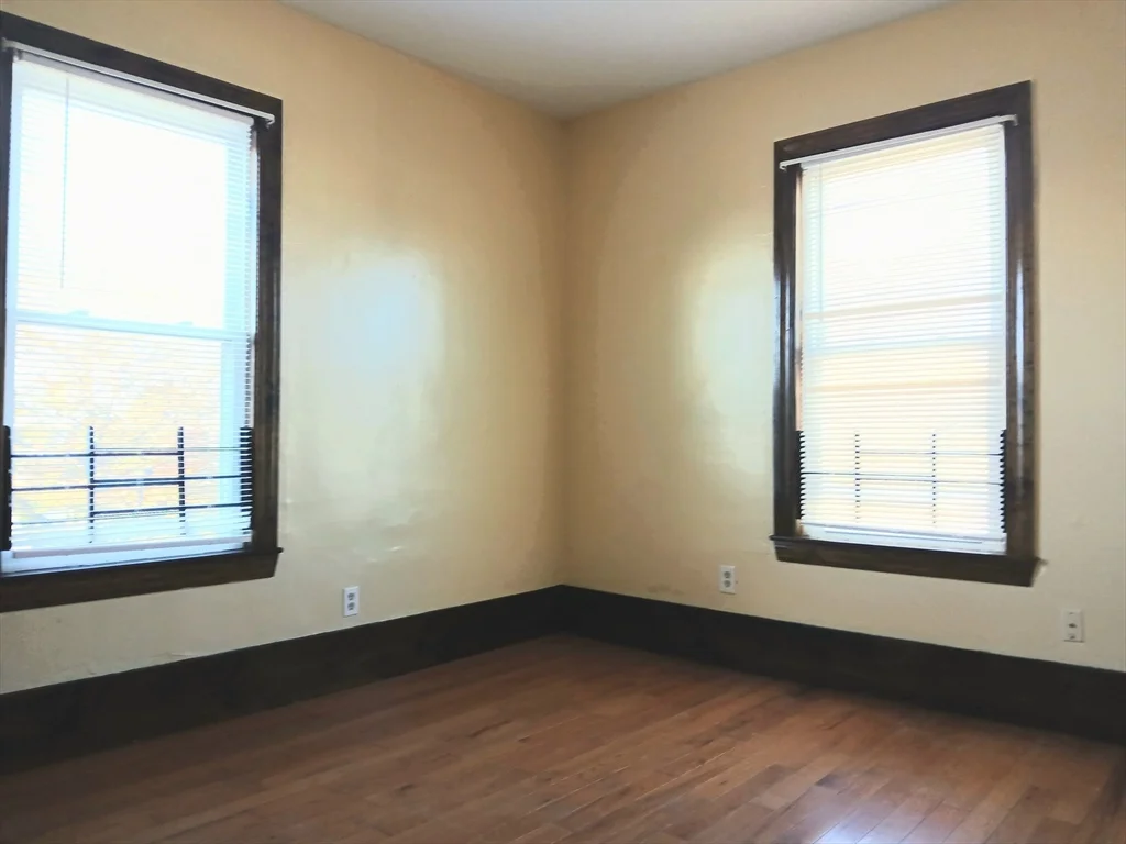 4 bed, 1 bath apartment for rent at 44B Park St Unit 3, Lynn — photo 5 of 9