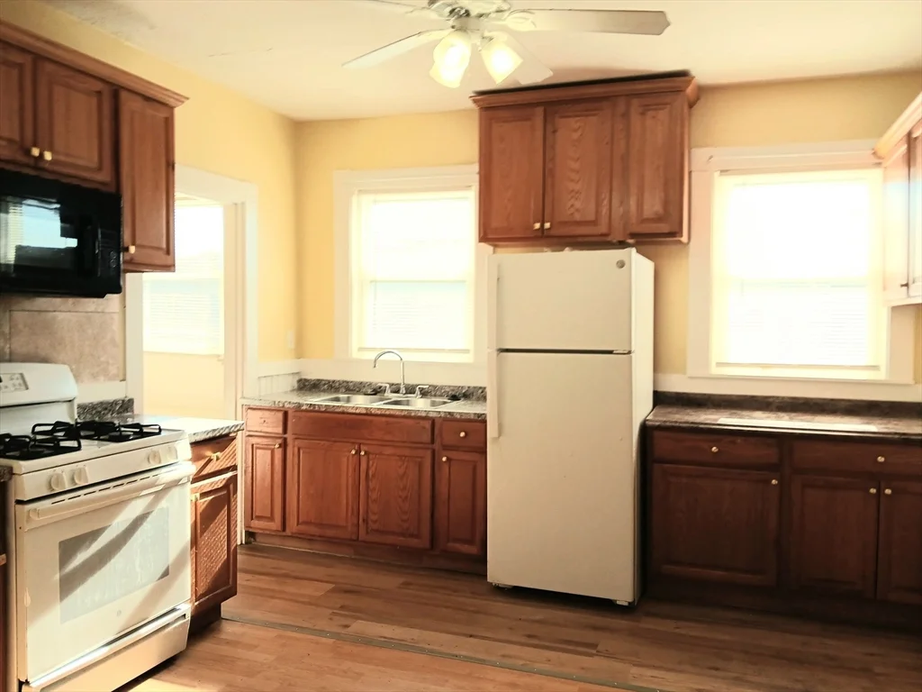 4 bed, 1 bath apartment for rent at 44B Park St Unit 3, Lynn — photo 7 of 9