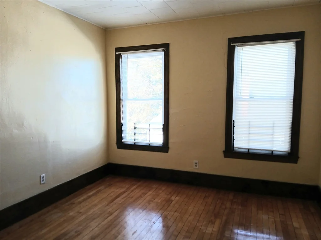 4 bed, 1 bath apartment for rent at 44B Park St Unit 3, Lynn — photo 6 of 9