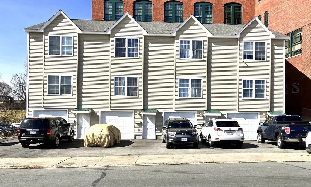 3 bed, 2 bath apartment for rent at 45-51 Liberty Unit 45, Lynn — photo 1 of 11