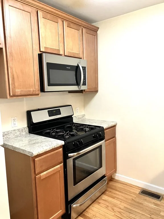 3 bed, 2 bath apartment for rent at 45-51 Liberty Unit 45, Lynn — photo 5 of 11