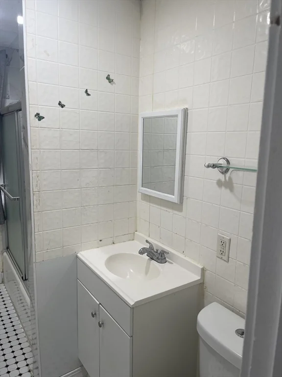 3 bed, 1 bath apartment for rent at 45 Bellevue St Unit 2, Lawrence — photo 3 of 25