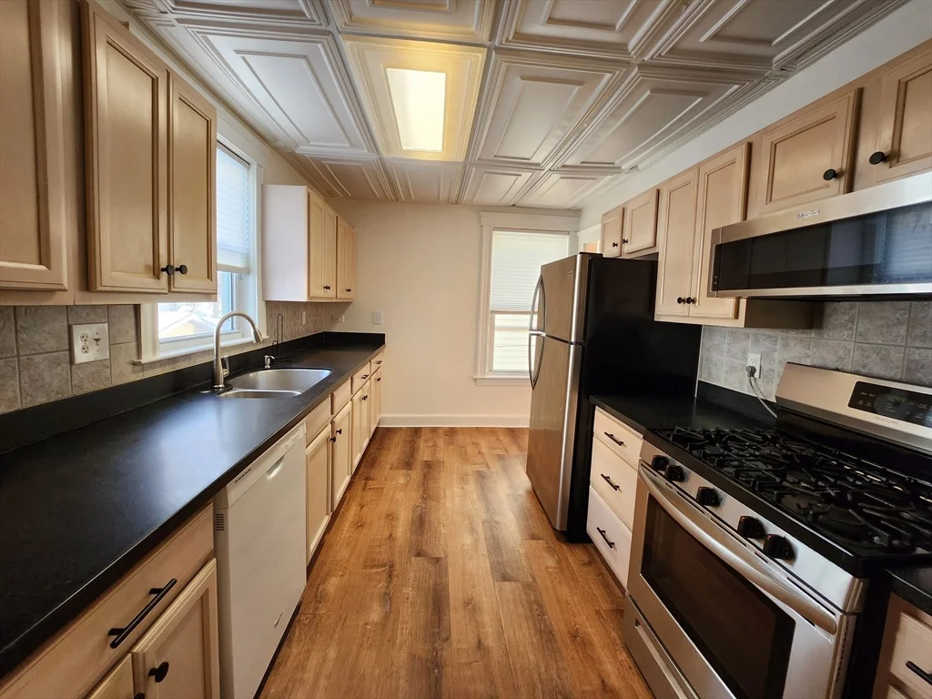 4 bed, 1 bath apartment for rent at 45 Blaney St Unit 2, Swampscott — photo 6 of 12