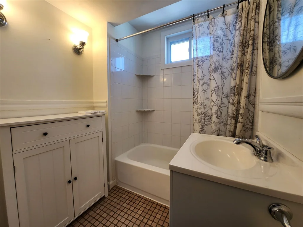 4 bed, 1 bath apartment for rent at 45 Blaney St Unit 2, Swampscott — photo 5 of 12