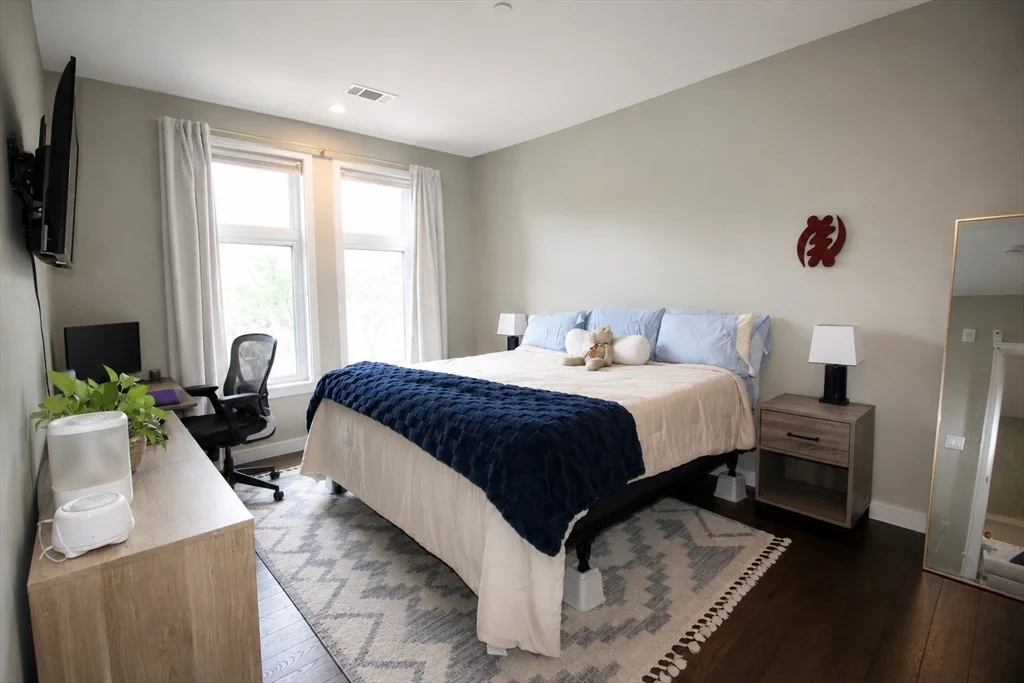 3 bed, 2 bath apartment for rent at 45 Burnett Unit 206, Jamaica Plain — photo 5 of 12