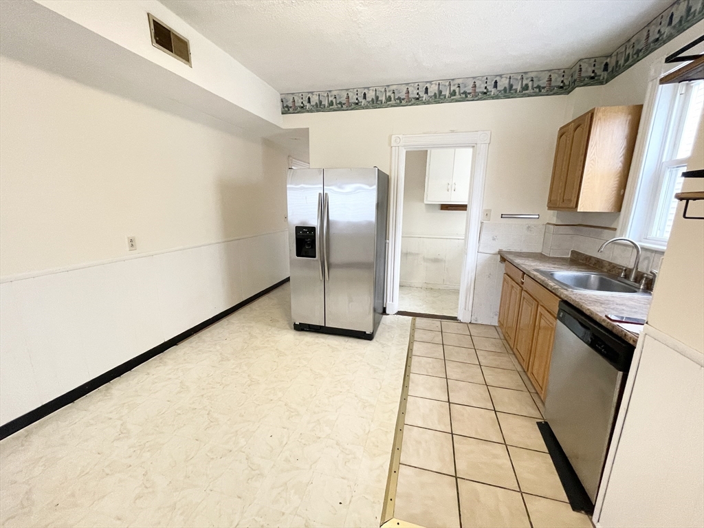 4 bed, 1 bath apartment for rent at 45 Crescent Ave Unit 2, Dorchester — photo 2 of 11