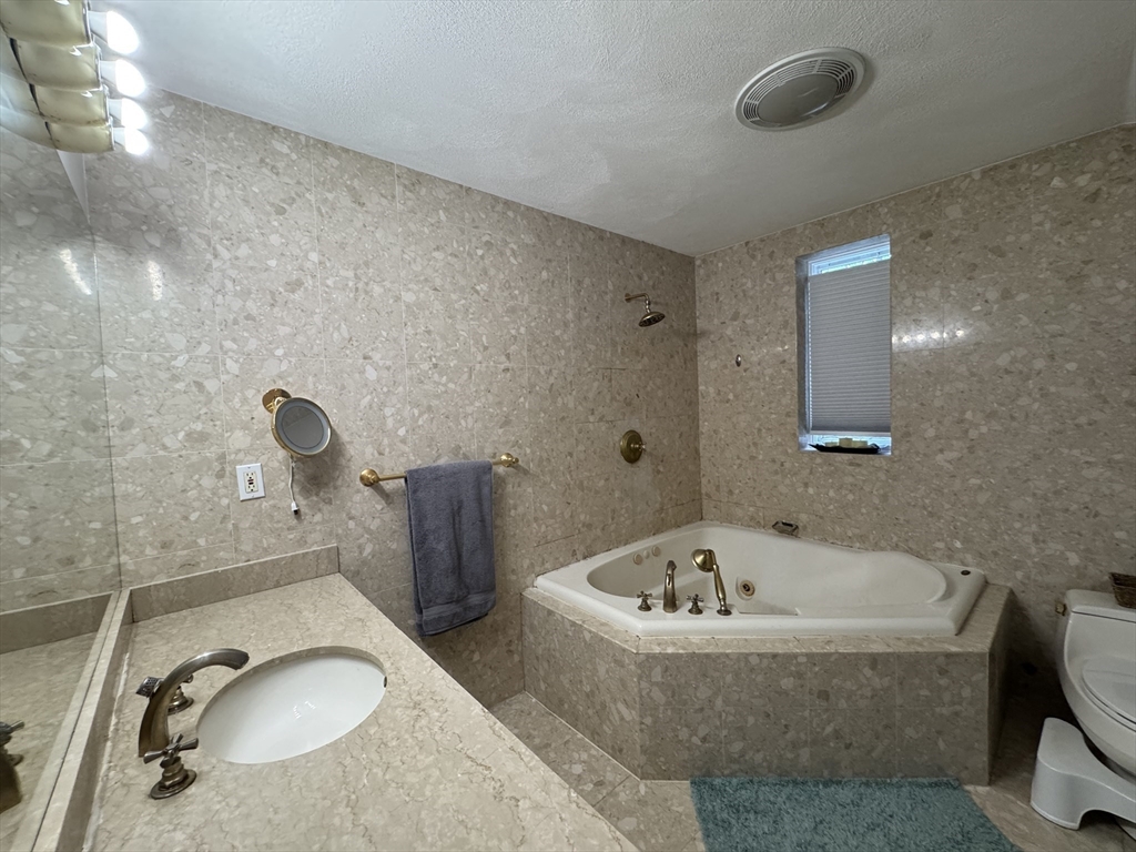 5 bed, 3 bath apartment for rent at 45 Dexter Rd, Newtonville — photo 8 of 19