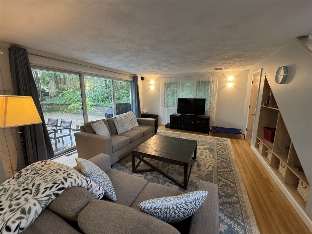 5 bed, 3 bath apartment for rent at 45 Dexter Rd, Newtonville — photo 2 of 19
