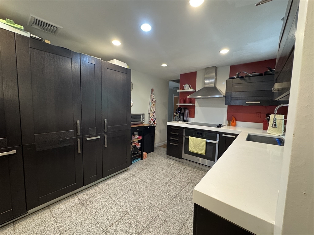 5 bed, 3 bath apartment for rent at 45 Dexter Rd, Newtonville — photo 4 of 19