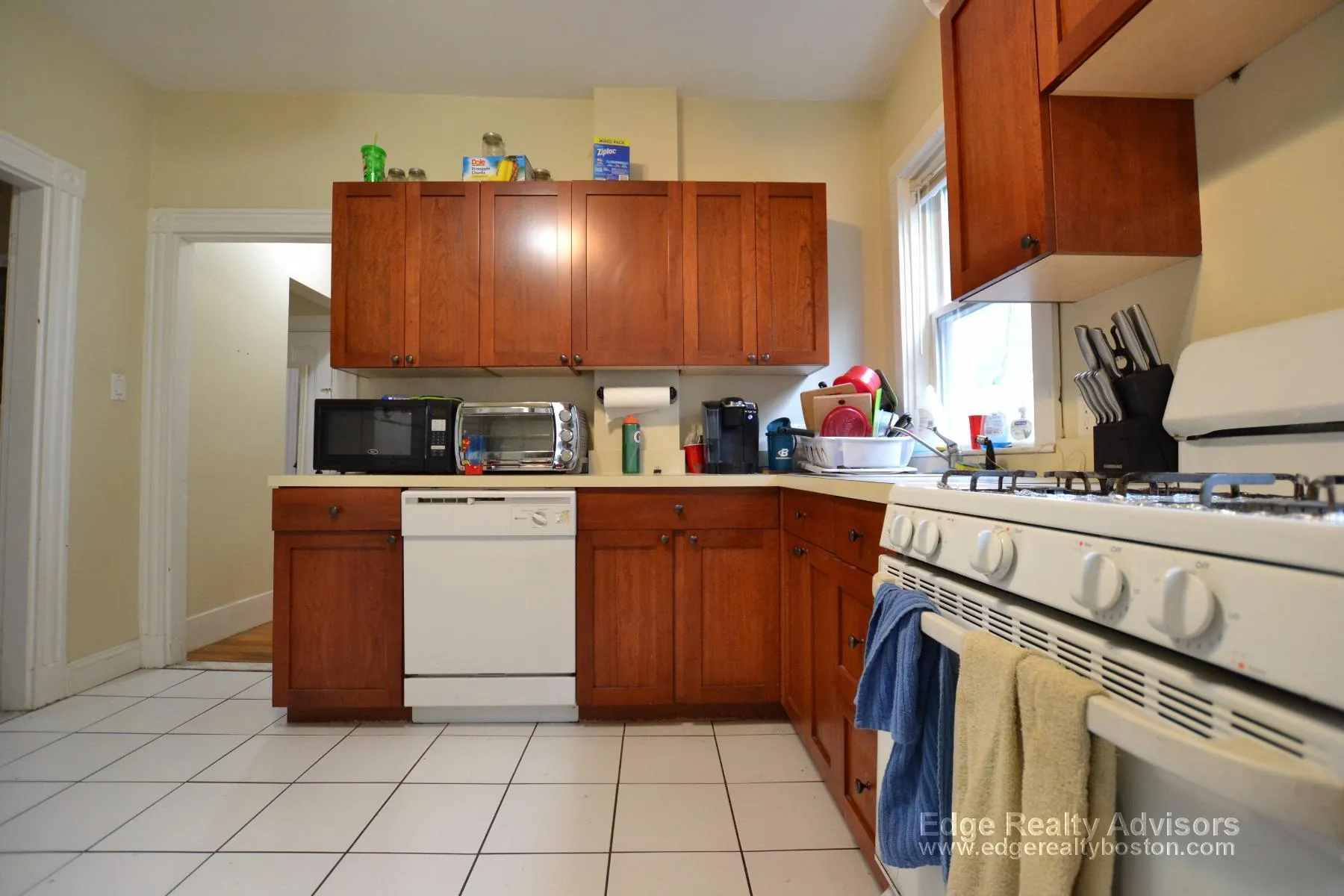 3 bed, 1 bath apartment for rent at 45 Falkland St Unit 1, Oak Square — photo 4 of 9