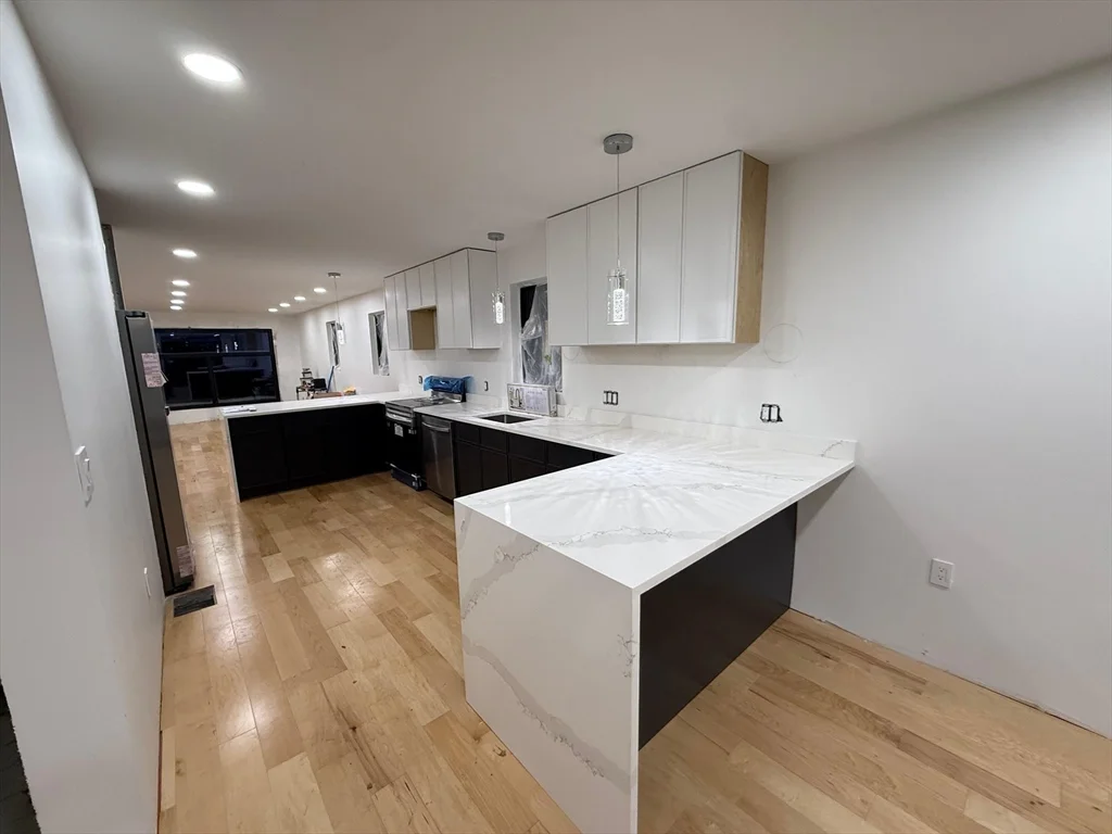 5 bed, 2 bath apartment for rent at 45 Laurel St Unit 45, Worcester — photo 5 of 14