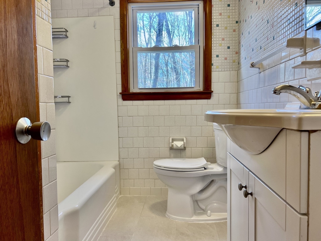 3 bed, 1 bath apartment for rent at 45 Maiden Ln, Wayland — photo 14 of 25