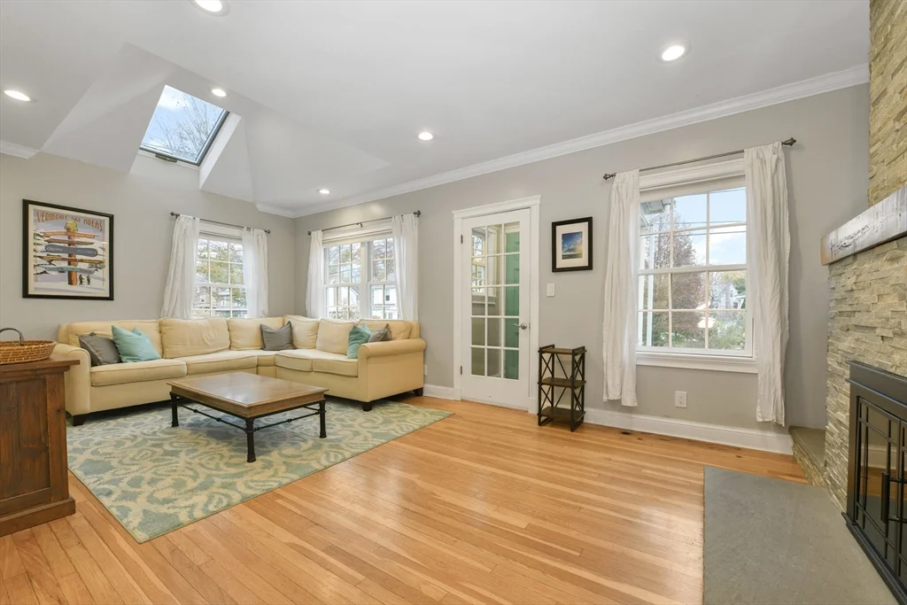 3 bed, 2 bath apartment for rent at 45 Margaret Rd, Newton Highlands — photo 3 of 24