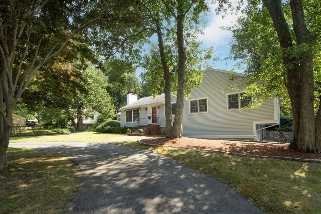 4 bed, 2 bath apartment for rent at 45 Old Pasture Rd, Cohasset — photo 3 of 34