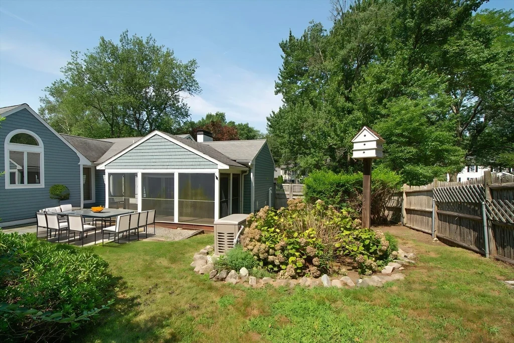 4 bed, 2 bath apartment for rent at 45 Old Pasture Rd, Cohasset — photo 8 of 34