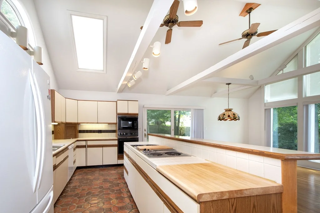 4 bed, 2 bath apartment for rent at 45 Old Pasture Rd, Cohasset — photo 21 of 34