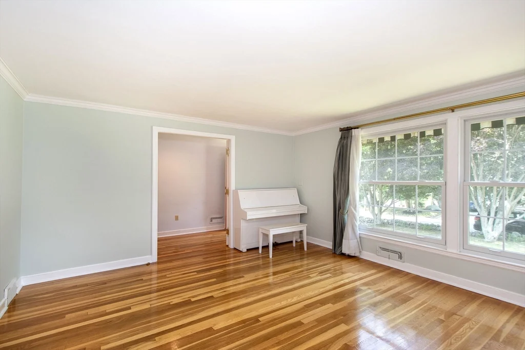 4 bed, 2 bath apartment for rent at 45 Old Pasture Rd, Cohasset — photo 13 of 34