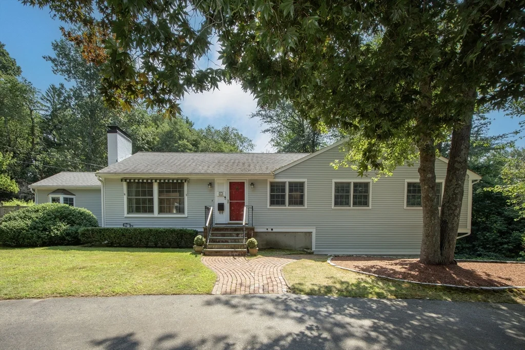 4 bed, 2 bath apartment for rent at 45 Old Pasture Rd, Cohasset — photo 2 of 34