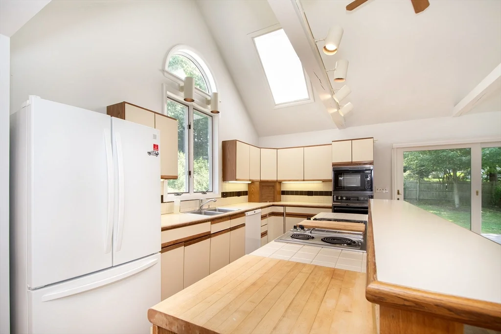 4 bed, 2 bath apartment for rent at 45 Old Pasture Rd, Cohasset — photo 22 of 34