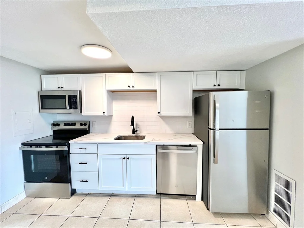 1 bed, 1 bath apartment for rent at 45 Revere Beach Blvd Unit 3, Revere — photo 1 of 17