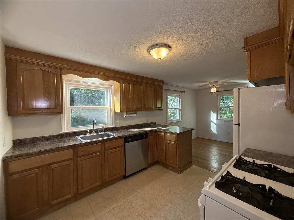 3 bed, 1 bath apartment for rent at 45 Richardson St Unit A, Billerica — photo 8 of 16