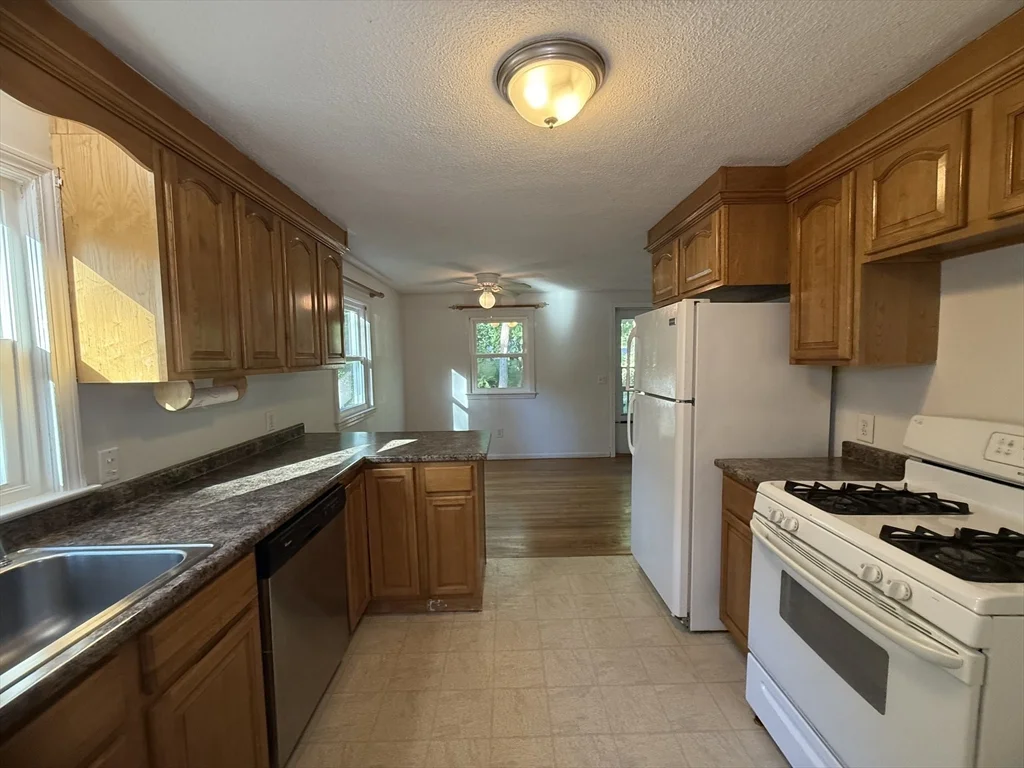 3 bed, 1 bath apartment for rent at 45 Richardson St Unit A, Billerica — photo 9 of 16