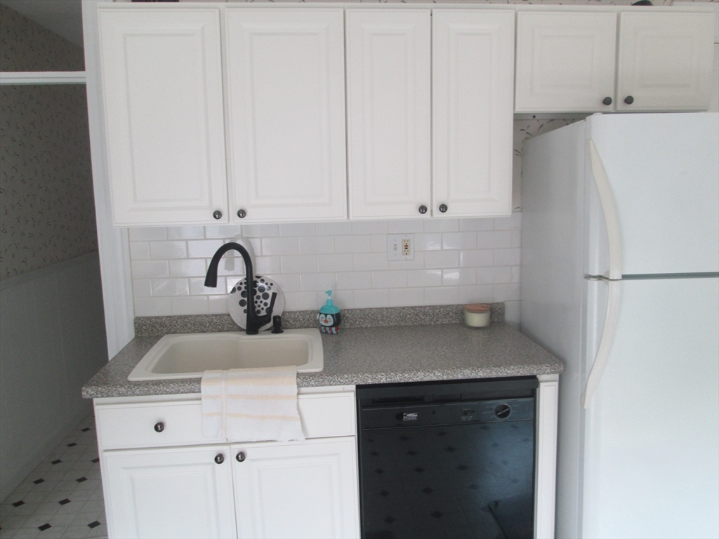 3 bed, 1 bath apartment for rent at 45 Tewksbury St Unit 4, Winthrop — photo 1 of 17