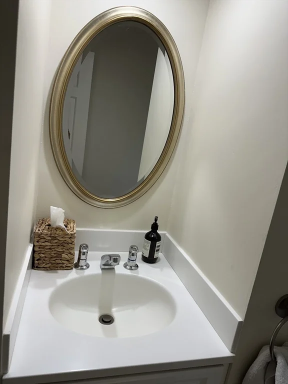 5 bed, 3 bath apartment for rent at 45 Wellesley Rd Unit 0, Belmont — photo 15 of 40