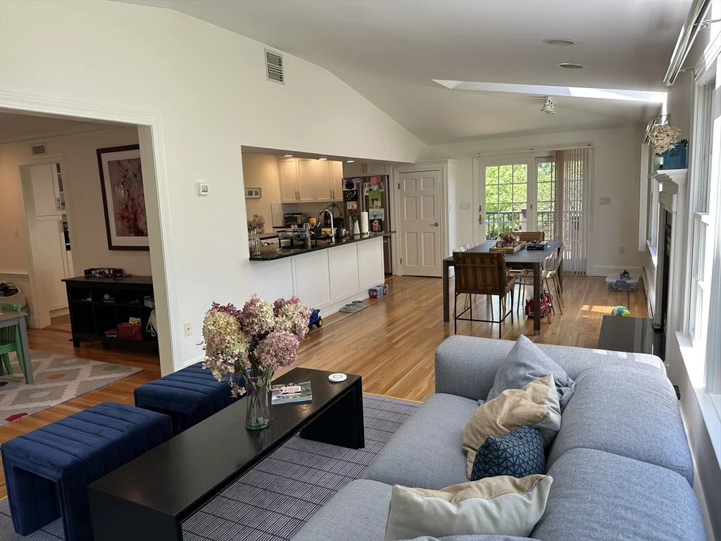 5 bed, 3 bath apartment for rent at 45 Wellesley Rd Unit 0, Belmont — photo 4 of 40