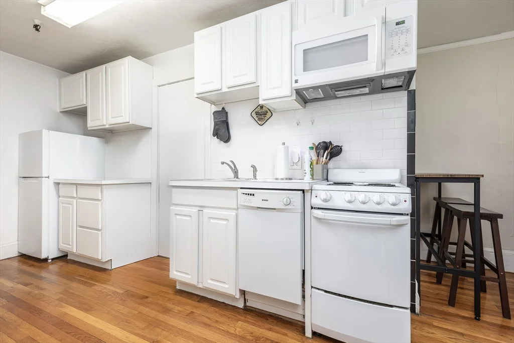 3 bed, 1 bath apartment for rent at 45 Westland Ave Unit 14, Fenway — photo 2 of 5