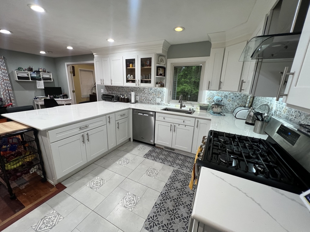 3 bed, 2 bath apartment for rent at 45 Winterberry Way, Bedford — photo 3 of 23