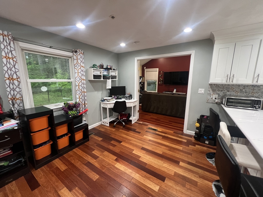 3 bed, 2 bath apartment for rent at 45 Winterberry Way, Bedford — photo 5 of 23