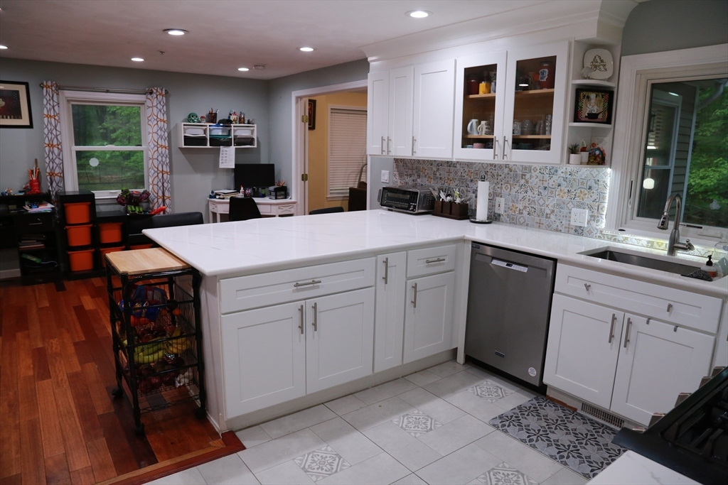 3 bed, 2 bath apartment for rent at 45 Winterberry Way, Bedford — photo 4 of 23